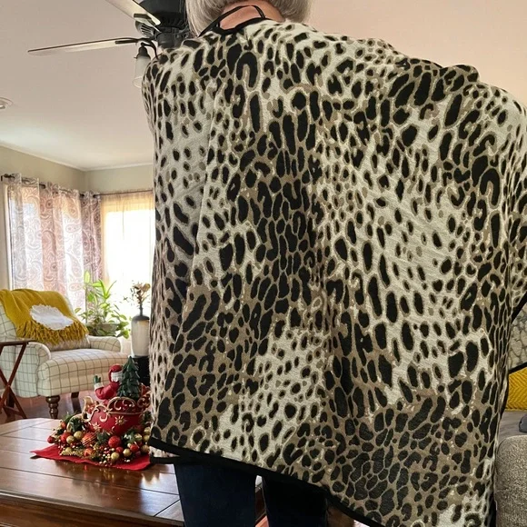 Marc New York Leopard Print Pancho Cape with Gold Clasp and Black Trim One Size - Picture 9 of 9